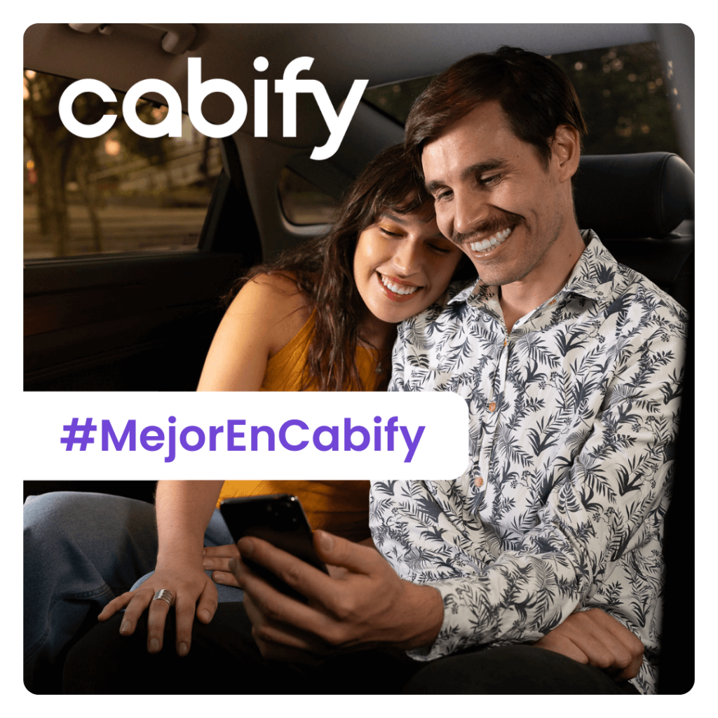 Foto de publicidad impresa para cliente Cabify de una pareja abrazándose en un auto